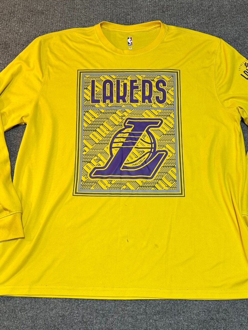 Los Angeles LA Lakers Shirt Mens XXL Yellow Pullover NBA Crew Neck Long Sleeve